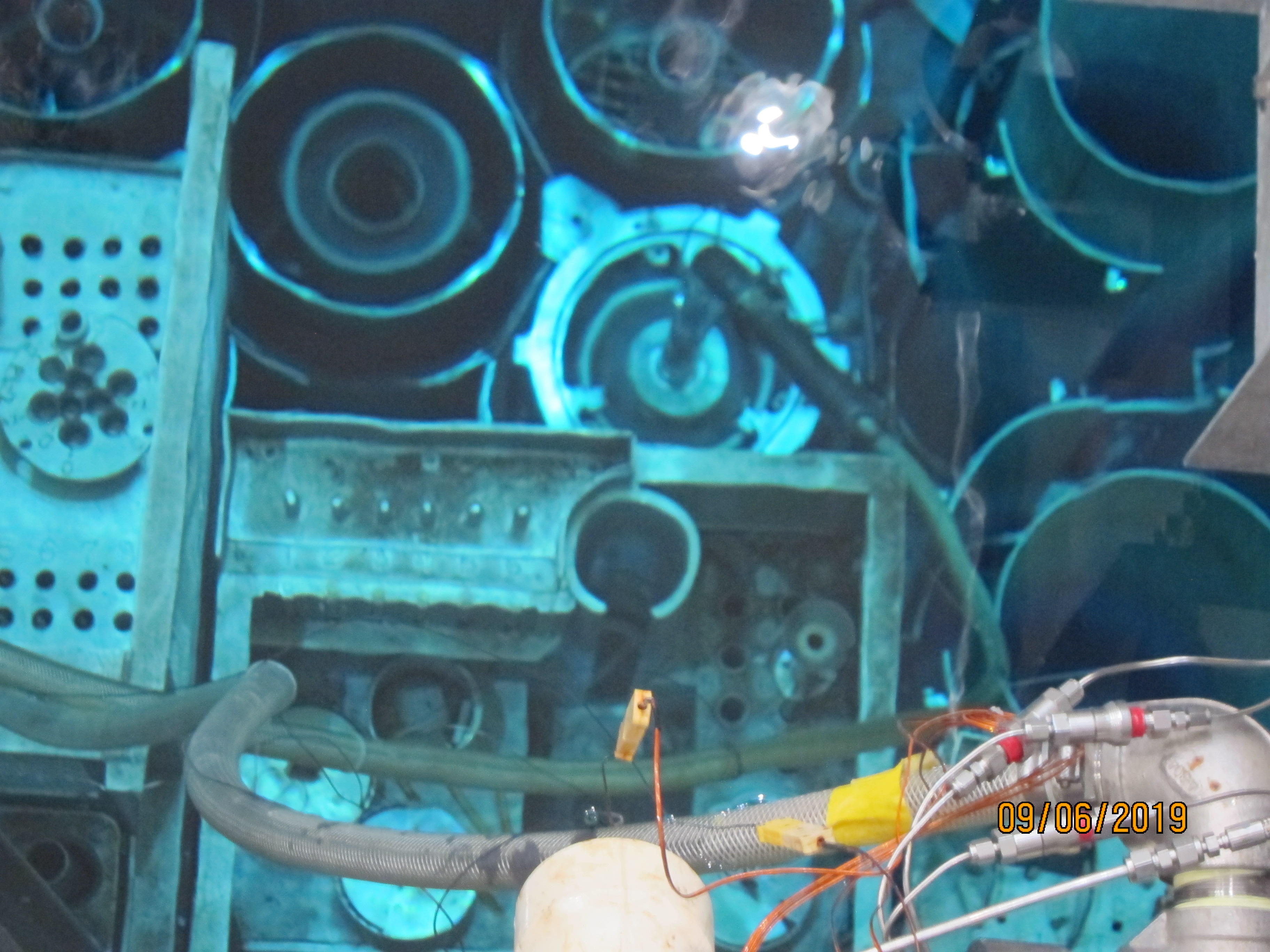 HFIR cooling pool with spent fuel elements