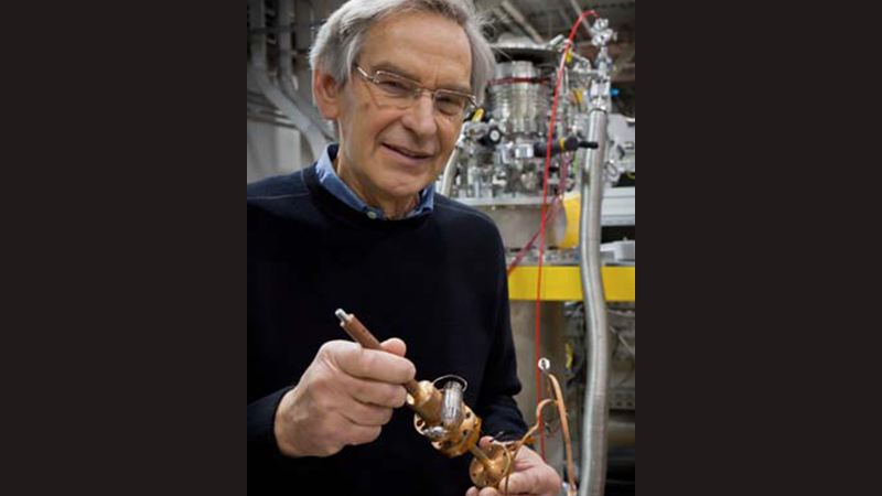 Hans Lauter with sample cell.